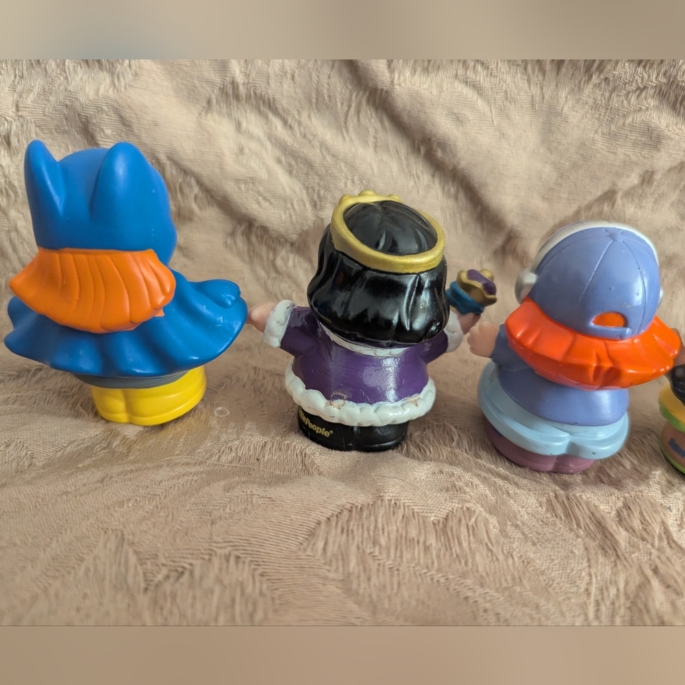 Fisher Price Little People Lot of 9 Figures Fireman Dog King Toy - Picture 5 of 10